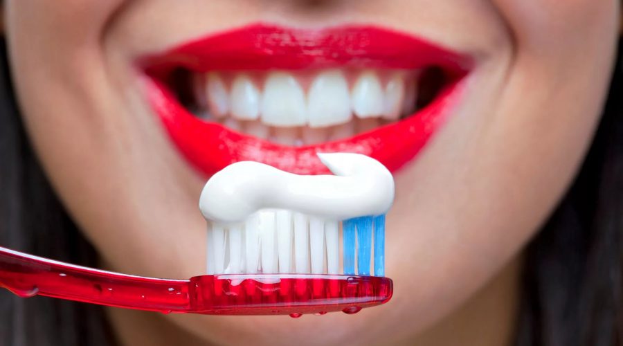 Дантисти розповіли, що буде якщо один раз не почистити зуби