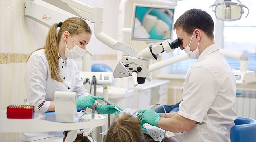 Чому стоматологічній клініці обов’язково потрібен мікроскоп