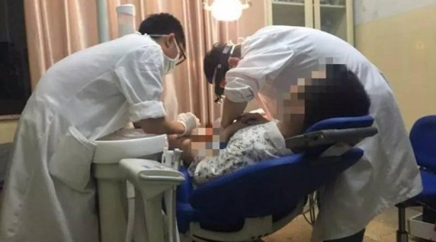 Стоматологи в Китаї допомогли пацієнтові витягти статевий орган з гайкового ключа